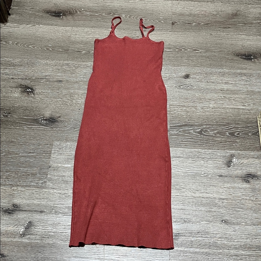 Elegant Sleeveless Midi Dress in Rust Red